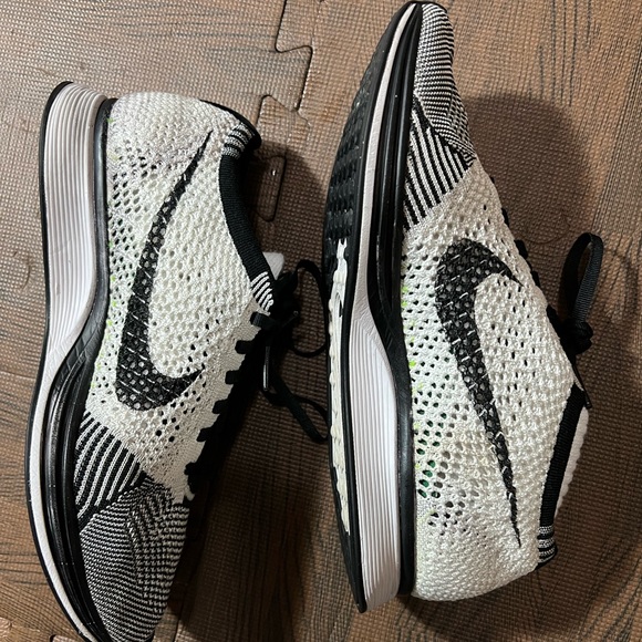 Nike Flyknit Racer Black & White Size 7 - Picture 2 of 5
